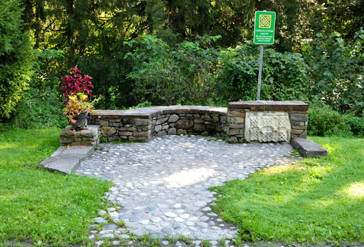 Large patio stone pebbles demonstrate how rocks for landscape choices can integrate well into surroundings
