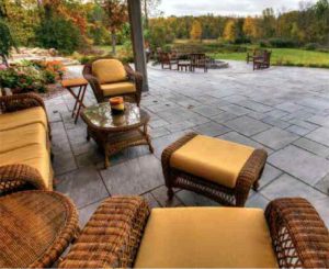 Rosetta DImensional flagstone pavers in a patio with nice patio furniture arranged on it